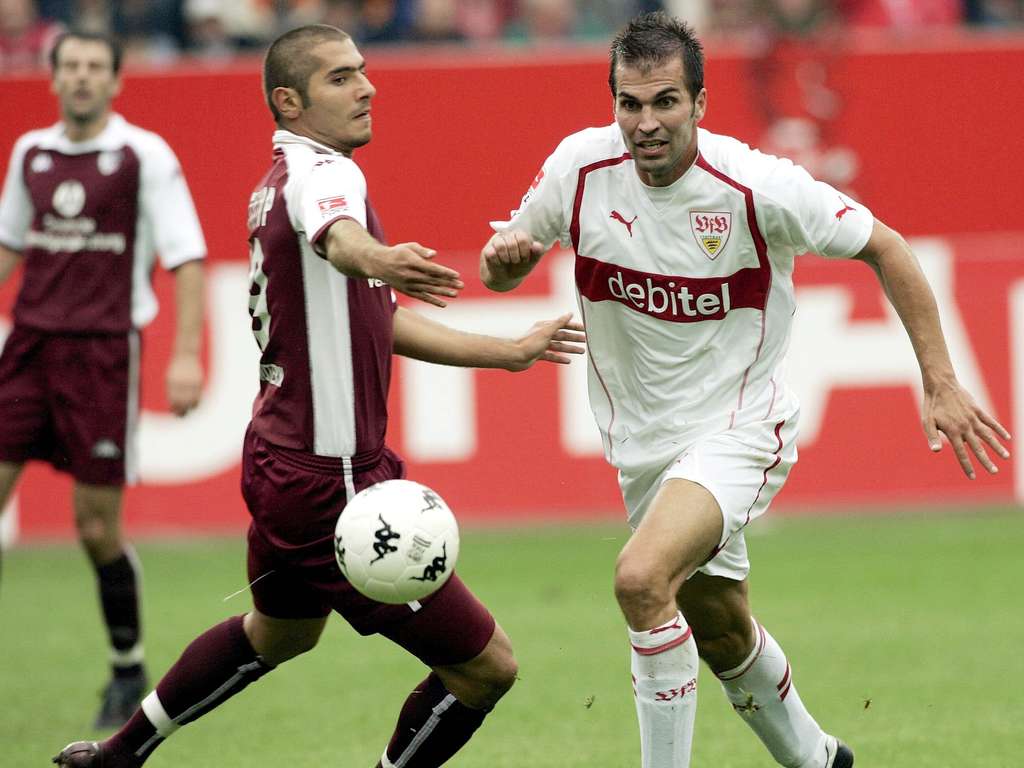 24834152-markus-babbel-vom-vfb-stuttgart-im-zweikampf-mit-halil-altintop-vom-fc-kaiserslautern-Ea6.jpg